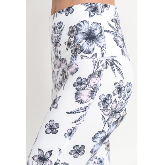 High Waisted Floral Printed Capri Leggings - Picture 4 of 4